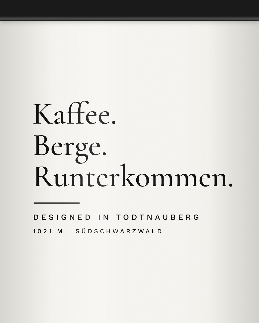 Druckdetail Emaille-Tasse mit Schriftzug Kaffee. Berge. Runterkommen. und schwarzem Rand