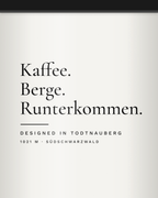 Druckdetail Emaille-Tasse mit Schriftzug Kaffee. Berge. Runterkommen. und schwarzem Rand