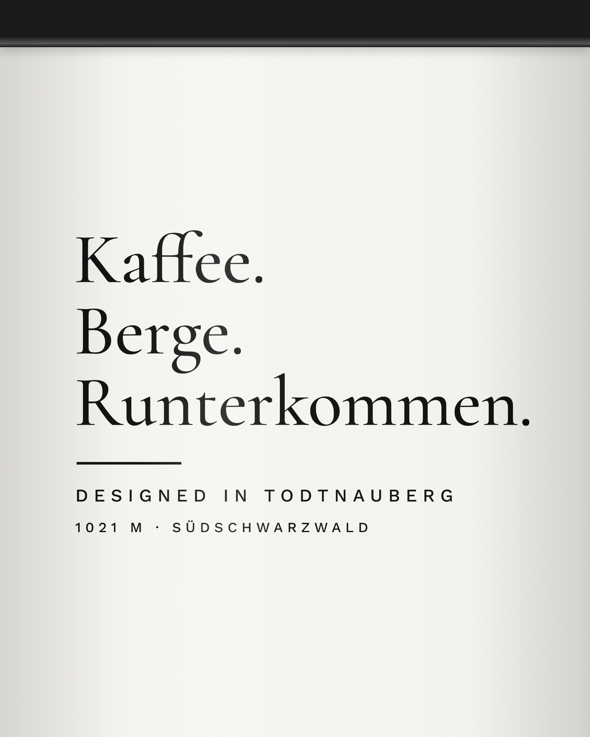 Druckdetail Emaille-Tasse mit Schriftzug Kaffee. Berge. Runterkommen. und schwarzem Rand